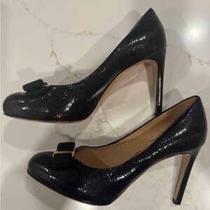 Salvatore Ferragamo Vara size 8 black